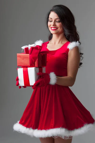 Donna in abito da Babbo Natale con regalo — Foto Stock