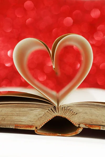 Сердце из книг — стоковое фото