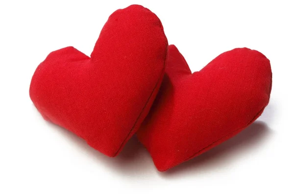 Um par de corações vermelhos de tecido — Fotografia de Stock