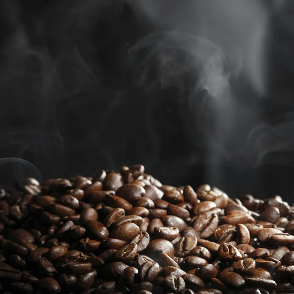 Grãos de café torrados quentes — Fotografia de Stock