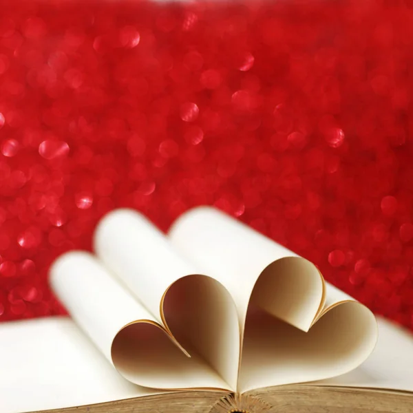 Heart shaped book pages — Stock Photo, Image