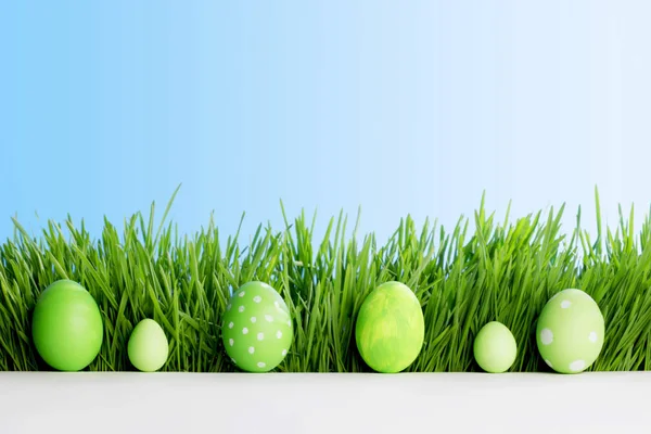 Fila de huevos de Pascua en la hierba — Foto de Stock