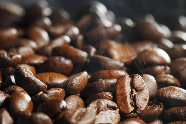 Гарячі смажені кавові зерна — стокове фото