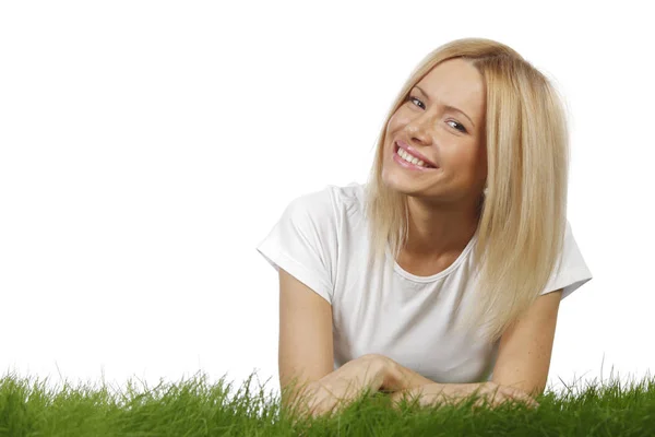 Улыбающаяся женщина на траве — стоковое фото