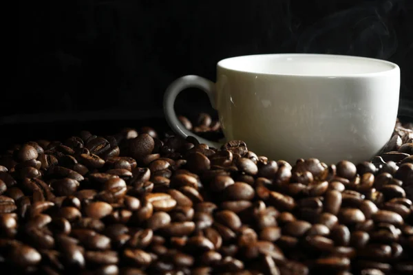 Kopje koffie op bonen — Stockfoto