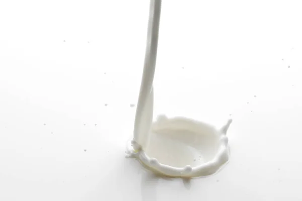 Verter salpicaduras de leche —  Fotos de Stock