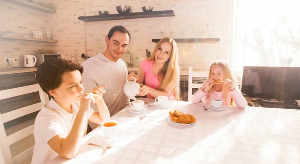 Famiglia che fa colazione in cucina — Foto Stock