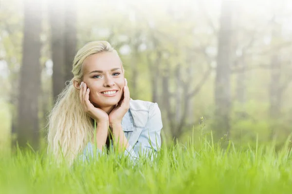 Güzel bir kız üzerinde çim döşeme — Stok fotoğraf