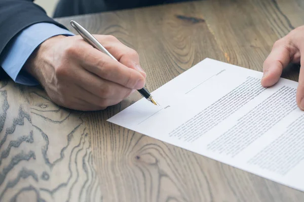 Businessman signing a contract — Stock Photo, Image