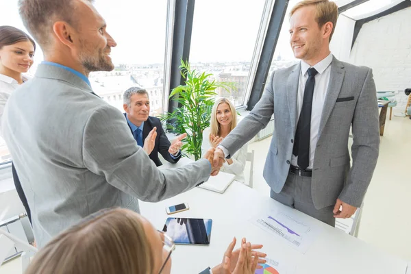 Handshake na reunião de negócios — Fotografia de Stock