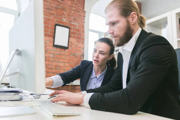 Företag som använder dator i office — Stockfoto