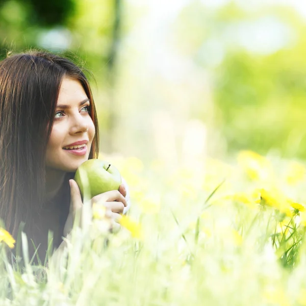 Kvinna på blomma fält — Stockfoto