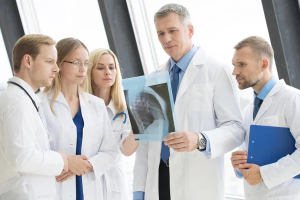 Группа врачей смотрит на рентген — стоковое фото
