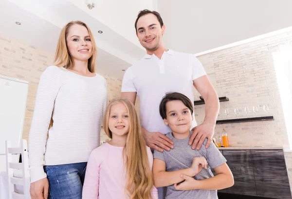 Retrato de uma família feliz — Fotografia de Stock