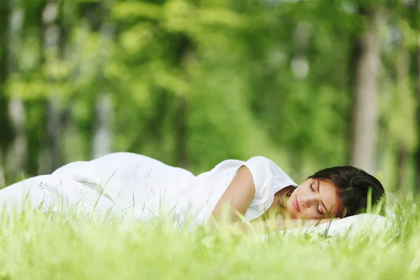 Kobieta śpi na trawie — Zdjęcie stockowe