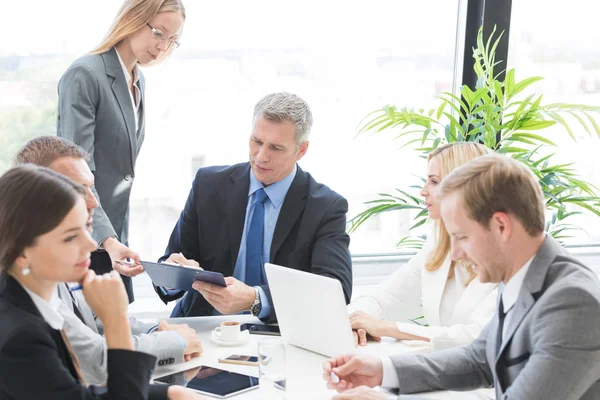 Bedrijfsgroep op vergadering — Stockfoto