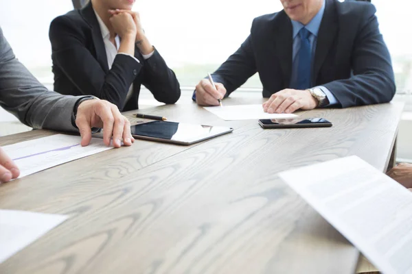 Gente de negocios discutiendo contrato — Foto de Stock