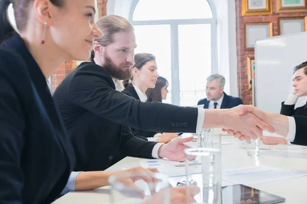 Zakelijke mensen schudden handen — Stockfoto