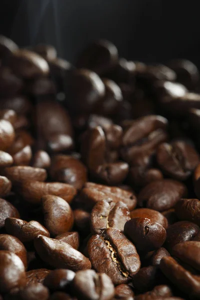 Heiße geröstete Kaffeebohnen — Stockfoto