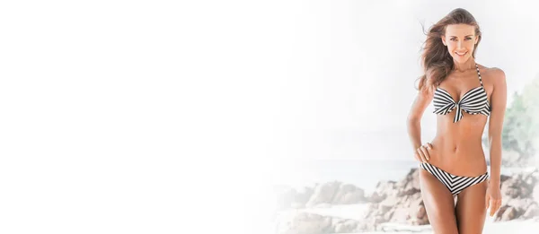 열 대 해변에서 비키니를 입고 있는 여성 — 스톡 사진