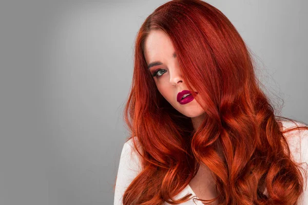 Gyönyörű vörös hajú modell lány — Stock Fotó