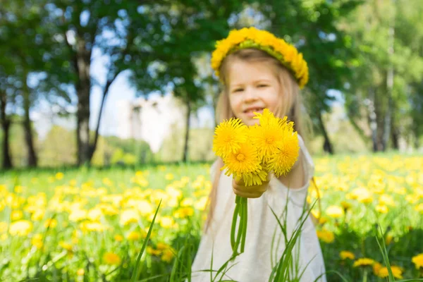 Bambina con una corona di fiori — Foto Stock