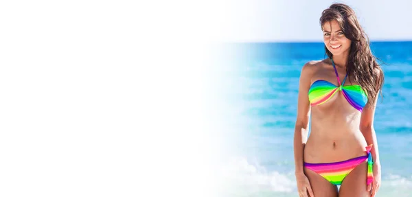 Chica feliz en bikini en la playa — Foto de Stock