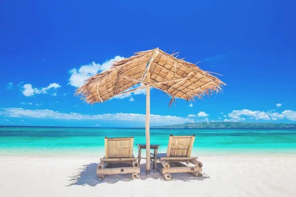 Liegestühle am Strand — Stockfoto