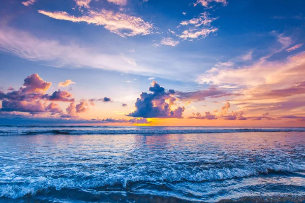 Stralende zee strand zonsondergang — Stockfoto