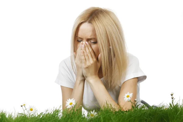 Nő tüsszentés tavaszi allergia — Stock Fotó