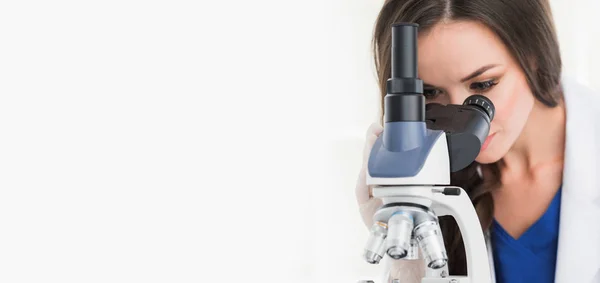 Cientista feminina com microscópio — Fotografia de Stock