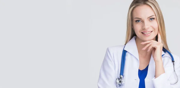 Retrato de doctora sonriente — Foto de Stock