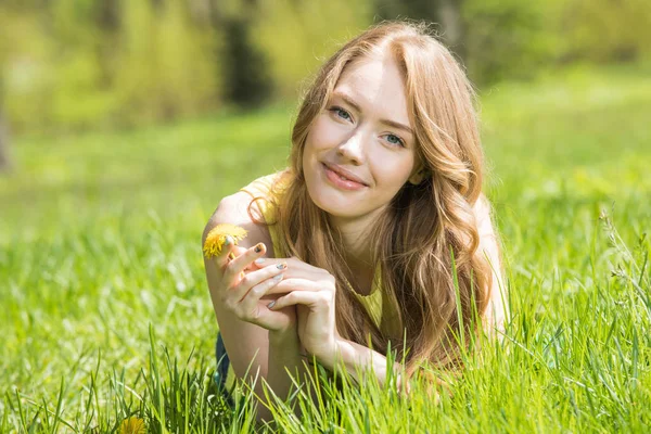 Beautiful young woman in park — Stock Photo, Image