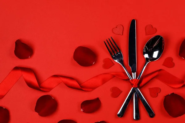 Çatal bıçak seti gül yaprakları ve kalpler — Stok fotoğraf