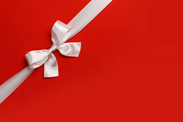 Arc cadeau blanc sur rouge — Photo