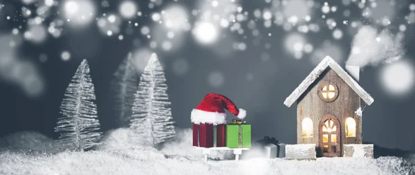 การ์ดคริสต์มาสกับบ้านในหิมะ — ภาพถ่ายสต็อก