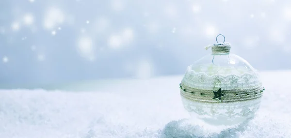 Kerst glazen bal in sneeuw — Stockfoto