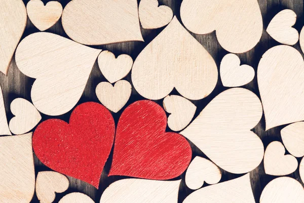 Dois corações vermelhos pintados de madeira — Fotografia de Stock