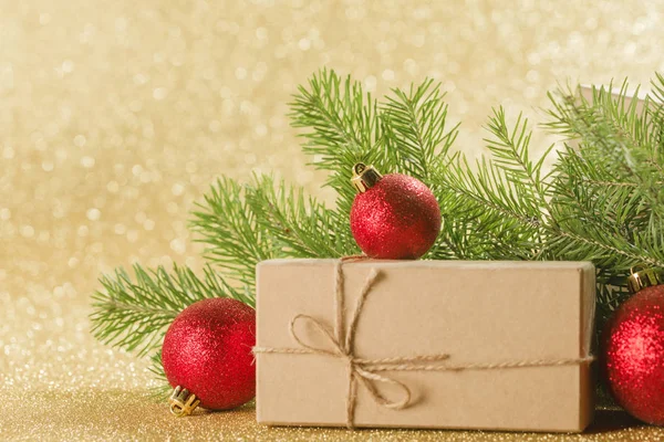 Presente de Natal e Ornamentos — Fotografia de Stock