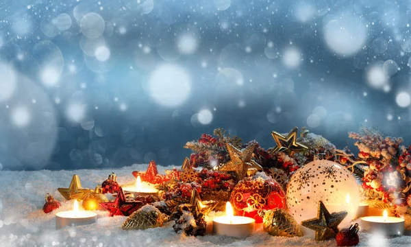 Weihnachtskomposition auf Schnee — Stockfoto