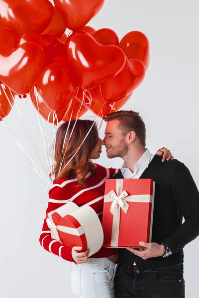 Valentines day couple with gifts — Stock Photo, Image