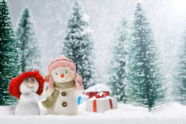 Bonecos de neve e presentes — Fotografia de Stock
