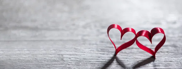 Cinta roja corazones en madera —  Fotos de Stock