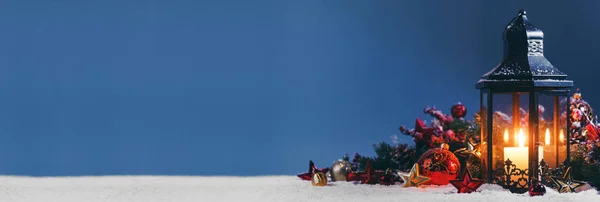 Kerstmis samenstelling op sneeuw — Stockfoto