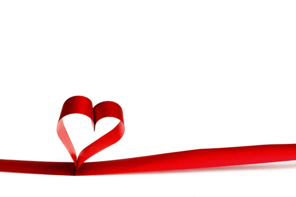 Červená srdeční stuha na bílém — Stock fotografie