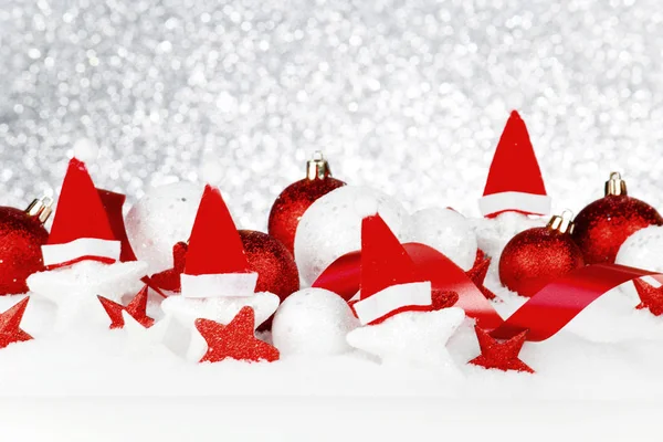 Decoraciones navideñas en nieve —  Fotos de Stock