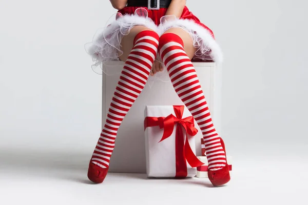 Mikulás nő lábak és karácsonyi ajándék — Stock Fotó