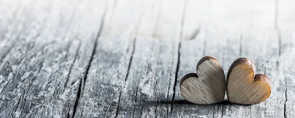 Dwa drewniane serca — Zdjęcie stockowe