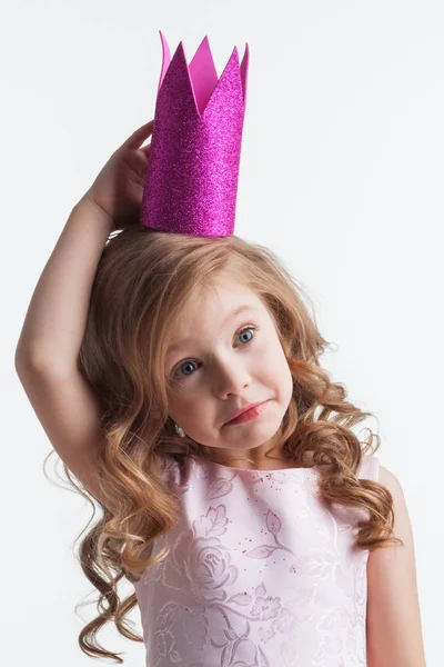 Pequena princesa menina em vestido rosa — Fotografia de Stock