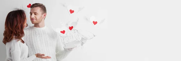 Ζευγάρι ερωτευμένο με φτερωτές καρδιές — Φωτογραφία Αρχείου